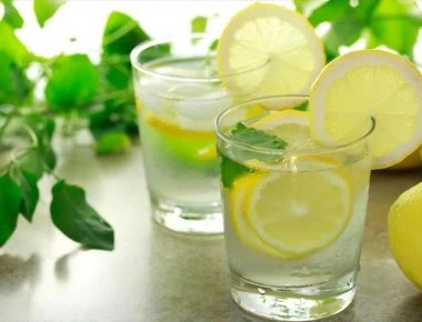 Νερό με λεμόνι: Οι 7 λόγοι που το κάνουν ένα υγιεινό ρόφημα!